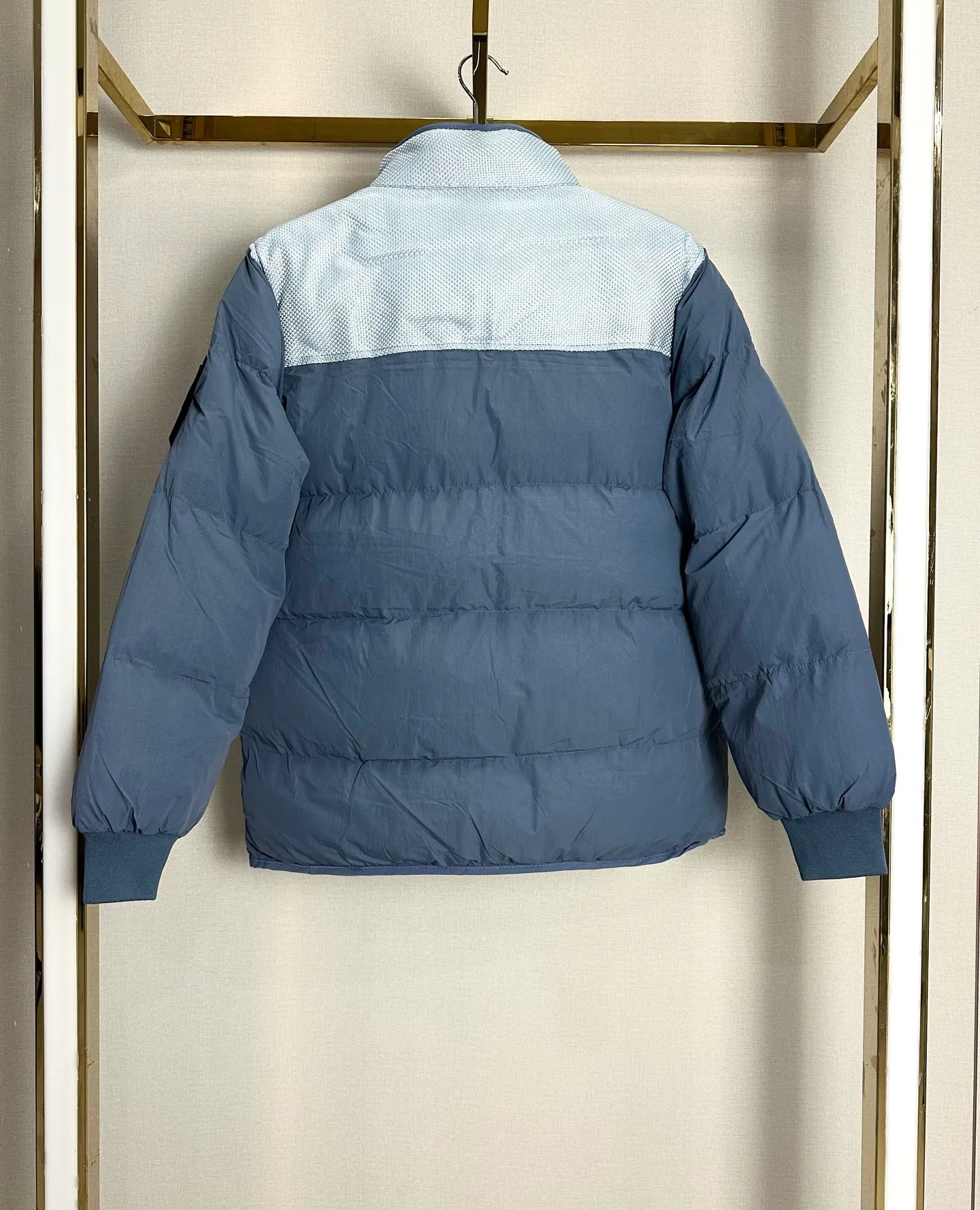 P300 STONE LSLAND/Stone Island metal nylon down jacket. This style is made of super fluffy combed down cotton. It is super warm and thick⚠️ One piece for winter. Top-notch stitching technology. The thermal insulation effect is even better than the down jacket. One piece for winter without stress. All metal hardware and accessories inside are customized one to one! The upper body of the whole dress is full of functionality and style. The fabric is made of metal nylon, windproof and waterproof. It is full of technology. An advanced player in the fabric field! Functional cotton clothing, a must-have for islanders, with unparalleled texture! Color: black silver gray military green fluorescent green haze blue yellow Size M-2XL